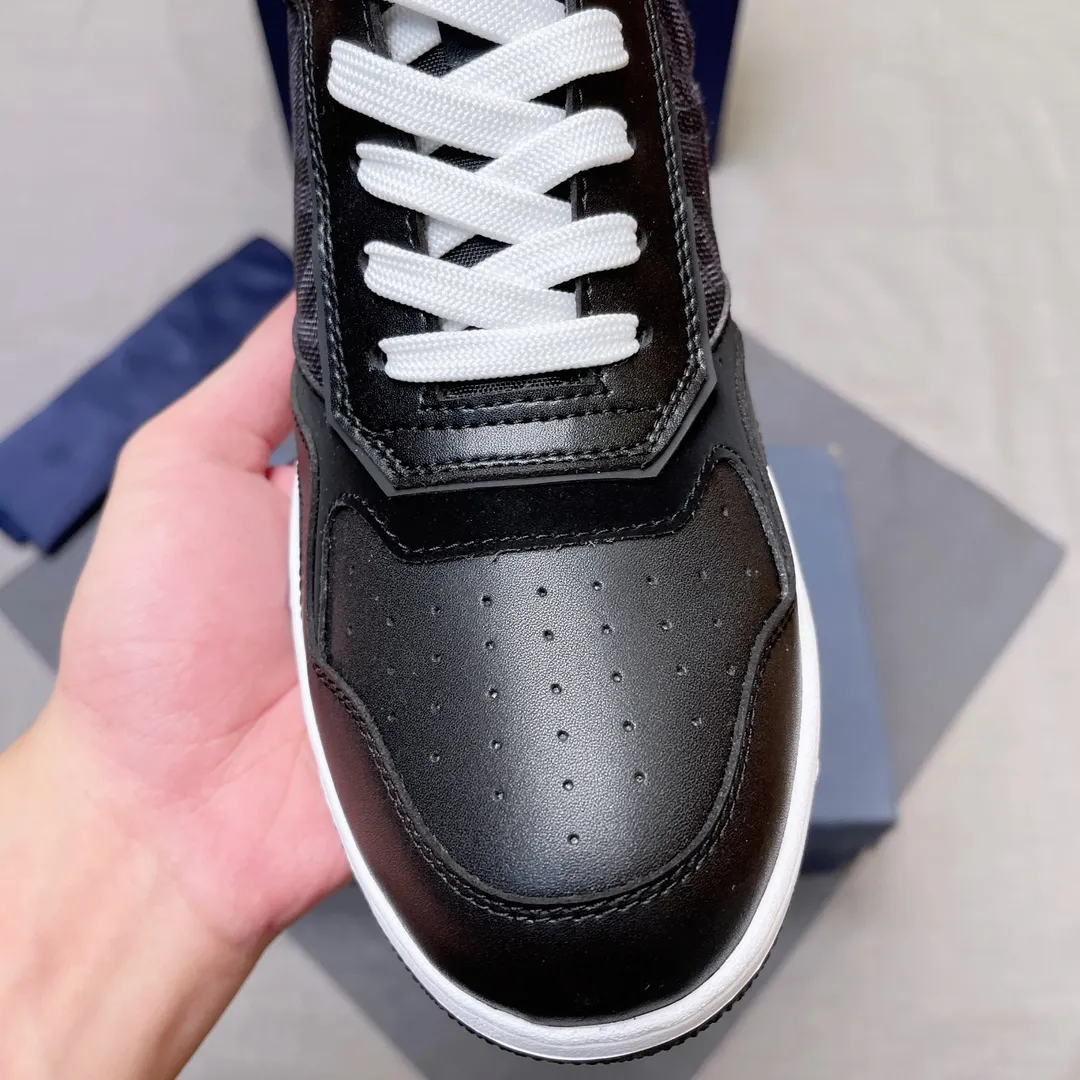 p440 "Dio*" mid-top B27 casual sneakers. This B27 high-top sneaker is a new product in the series and continues Di*r's classic style. Crafted from gray and white smooth calf leather with beige and black Oblique print panels on the sides. The "CD Icon" shaped shoelace eyelets are clever and delicate, and the two-color rubber sole, rear collar and heel are all equipped with the brand's iconic details to enhance the style. Oblique printed straps at the ankle allow for an adjustable fit to complement the overall design. Fashionable and versatile, it can complement any look. Create an exquisite design with unique dynamic vitality and modern atmosphere, presented in low-top and high-top styles. This new must-have shoe adds a new dimension to Dior's archive heritage, embodying modern elegance. Purchase the original version and make it 1:1. If you need top quality, please come to me! Male 38-44! No. 067